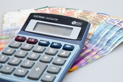 מחשבון על רקע שטרות להלוואה